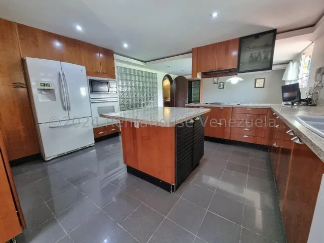 En Prados Del Este Se Vende Casa Con Lindo Jardín En Calle Ciega
