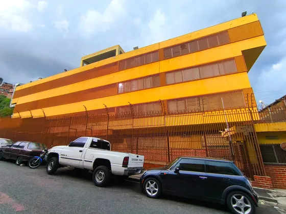 Venta De Piso Industrial Municipio Sucre Metros: 900 Mts2 Todo En Una Sola Planta Seguridad Las 24 Hrs Del Día. Luz Industrial 2 Ascensores De Carga. 2 Ascensores Para El Público. Baños De Personal