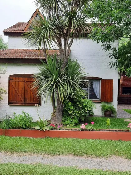 Casa En Venta - 2 Dormitorios 1 Baño - 200mts2 - Country Roda, Escobar