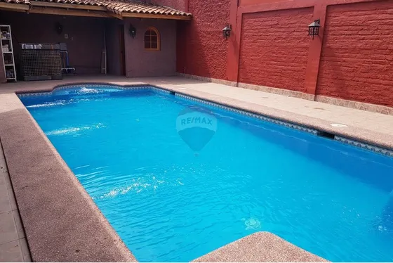 Se Vende Casa Con Piscina En Conchalí