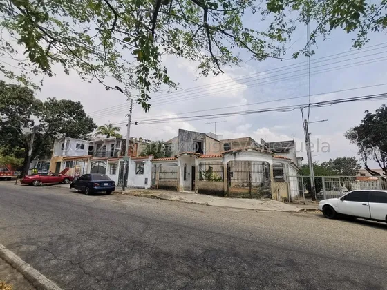 Adquiera Esta Extraordinaria Casa Ubicada En Av Principal, De Esquina, Con Gran Potencial Para Remodelar Y Construir El Comercio De Su Preferencia. Amplios Espacios, Comodas Habitaciones En La Parte 