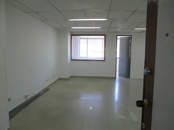 Arriendo Oficina Frente A Unicentro Bogota Sobre Av Quince Disponibilidad Inmediata Muy Iluminada 100 Mt Tres Espacios Dos Baños Privados Citófono Medidores De Luz Y Agua Independientes Piso 4