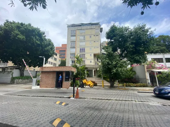 Alquiler / Apartamento/ Los Narajanjos De Las Mercedes / 115m2/ 2 Habt + Habt De Servicio / 3 Baños/ 2 Puestos De Estacionamiento Mas Visitantes/ Canon Ref:1600