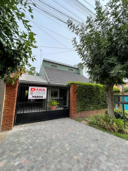Hermosa Casa En Venta De 2 Dormitorios C/ Cochera En Solares Del Norte