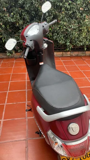 Suzuki Access 125 Color Vino Tinto En Excelente Estado