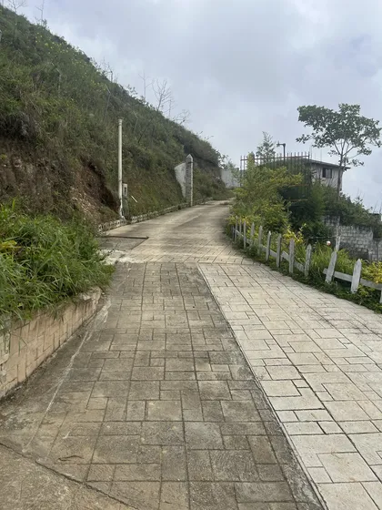 Venta De Casa Tipo Chalet Ubicada En San Diego De Los Altos, Con Un Terreno De 1.992 Mts2 Con Tres (3) Amplias Terrazas, Caminería Y Amplias Áreas De Esparcimiento, Tranquilidad Y Seguridad.
