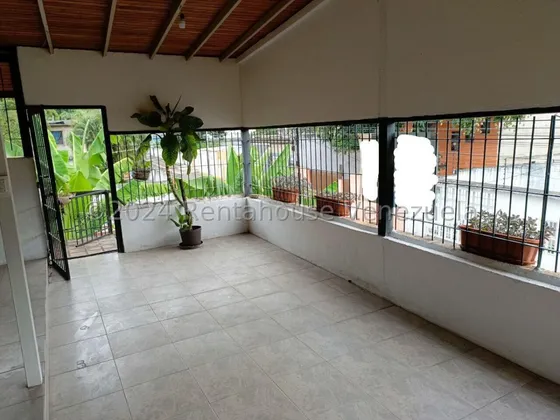 En Alquiler Espacioso Espacio Comercial Con Entrada Independiente 24-17710 