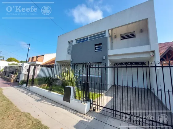 Casa En Venta En Ranelagh De 5 Ambientes Con Jardin Y Quincho