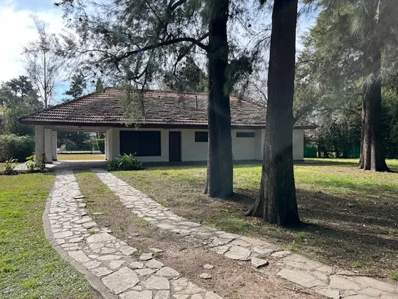 Casa Venta Parque Leloir. Casa Quinta En Una Planta Sobre Lote De 2070mts. Living, Cocina Comedor, Dos Dormitorios Con Placard, Baño Completo, Galería/cochera. Quincho, Cuarto De Guardado, Baño Exteri
