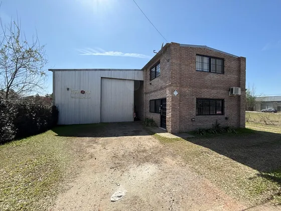 Galpón Con Oficina Y Local Comercial En Venta Tierra De Sueños 1 Roldán 