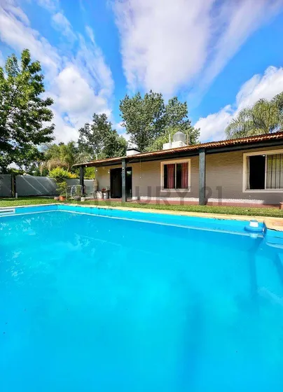 Venta Casa Tres Dormitorios Con Pileta, Jardín Y Quincho En Roldán