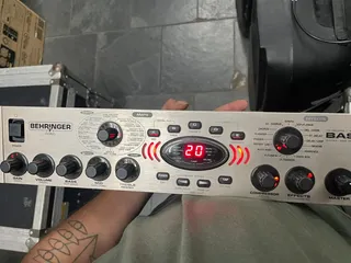 Behringer Bass V Amp Pro | MercadoLivre 📦