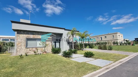 Casa En Venta En Planta Baja En Barrio Lagos De Canning Con 3 Dormitorios Y Piscina