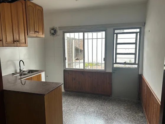 Cómoda Casa De Dos Dormitorios En Barrio Lavalleja Sobre Calle Edison Esquina Av. De Las Instrucciones