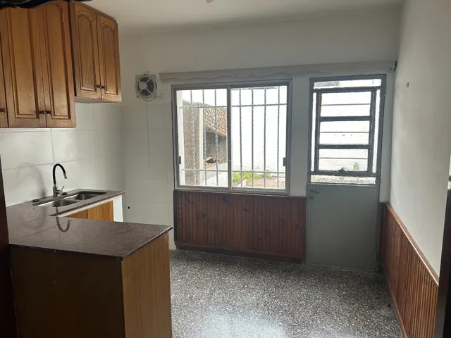 Cómoda Casa De Dos Dormitorios En Barrio Lavalleja Sobre Calle Edison Esquina Av. De Las Instrucciones