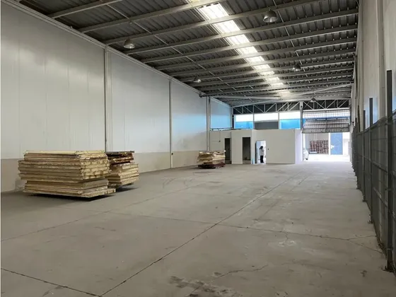 Arriendo Bodega C/of De 390 M2, Los Libertadores. Quilicura.