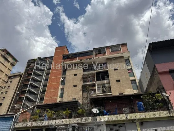 El Apartamento Se Encuentra En El Corazón De Quinta Crespo. Mls #25-19596
