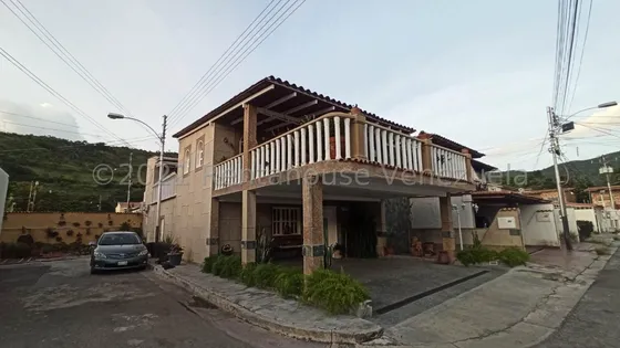Vendo Hermoso Townhouse Urb Valle Paraiso Turmero, Cód. 25-13709 Myc