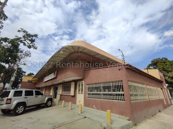 Casa Comercial En Venta Inm Parque Valencia Duplex A Pie De Calle, Esta Distribuida En La Planta Baja Por 3 Locales Comerciales, El Primer Local Con Una Area De 64 M2. Valencia 