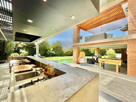 Remodelada Con Gran Quincho Y Vista Despejada En Dominicos