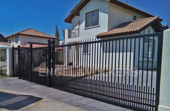 Casa De 2 Pisos En El Polo