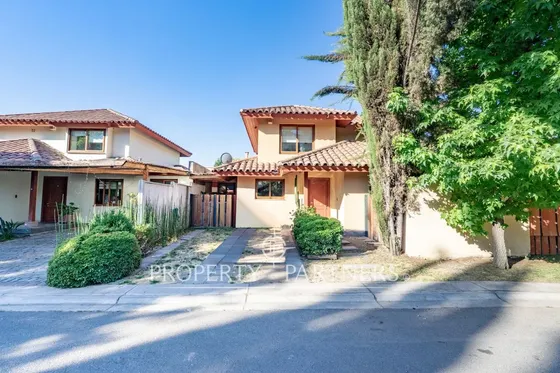 Venta De Casa En Condominio, Frente A Colegio Pedr...