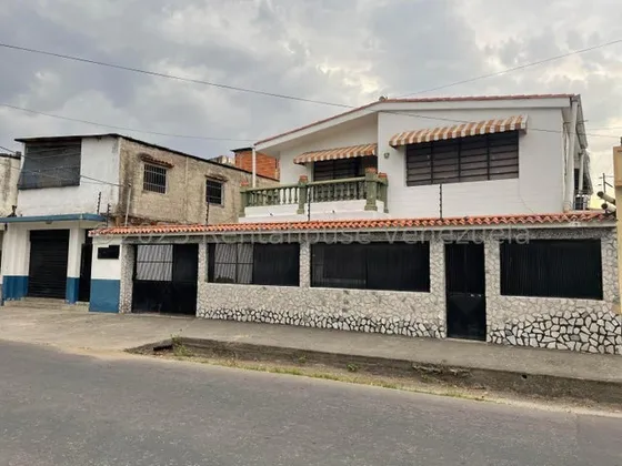 Casa En Venta Cagua  Con Excelente Potencial Residencial Y Comercial  24-15097 Gjg