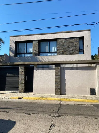 Venta Casa 5 Ambientes Temperley Pileta Jardín Garaje