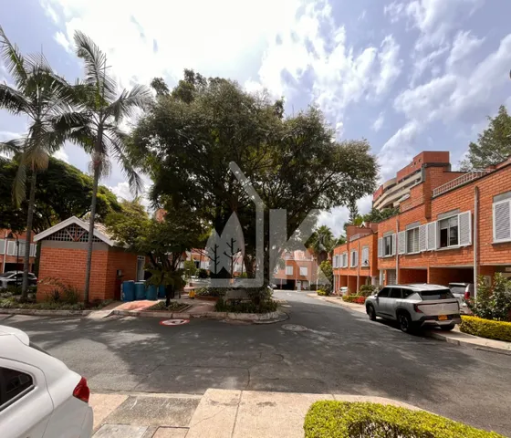 Casa En Venta En Conjunto Cerrado En La Loma De Los Bernal Medellín