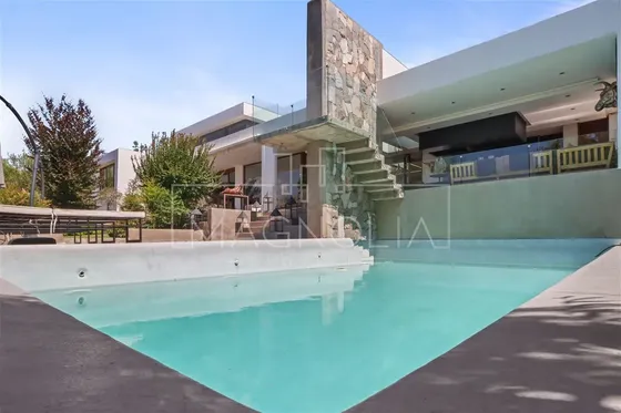 Casa En Venta De 5 Dorm. En Colina