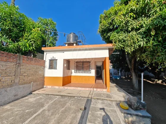 Casa En Venta En Col. Juan Morales Con Amplio Jardín Ideal Para Inversión