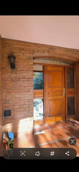 Impecable Casa Sobre Avenida Sarmiento. Excelente Ubicación, 5 Cuadras De La Estación De Morón Y 8 Cuadras De La Estación Castelar!!! Oportunidad Dueño Directo!
