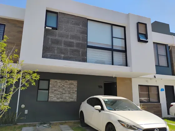 En Zakia Se Renta Casa Amueblada Con 3 Recamaras, Ubicado Frente Al Parque Central De Zakia
