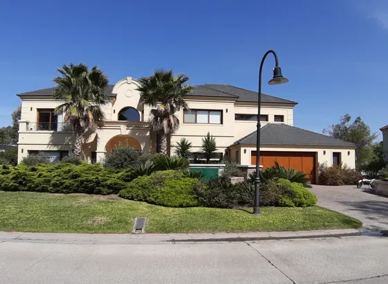 Venta Casa En St. Thomas Este, Piscina In Out, Espectacular, 2 Lot Es 700 Mts. Cubiertos,toma Propiedad En Parte De Pago