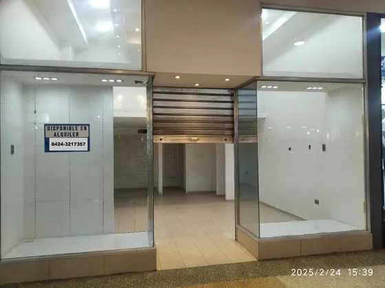 Alquiler De Un Local En Av. Bolívar, C.c. Galería Plaza, Centro De Maracay
