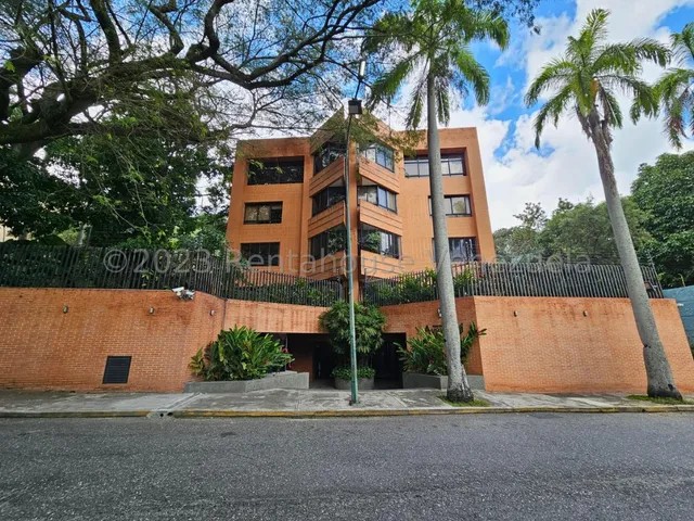 Ms: 25-1195 Se Vende Amplio Y Hermoso Apartamento En Planta Baja, En El Country Club. A=380m2, 3h, 5b, 3p.