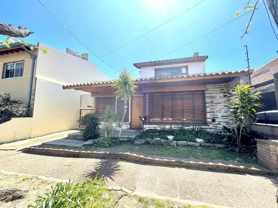 Casa En Venta - 2 Dormitorios 2 Baños - Cochera - 80mts2 - Don Bosco, Quilmes