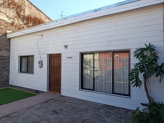 Casa Renovada En Venta En Metro San Pablo Con Patio