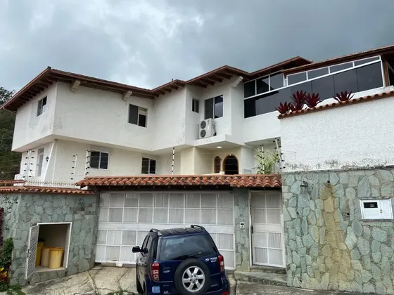Bella Y Amplia Casa Remodelada. Con Terraza. La Trinidad. Caracas