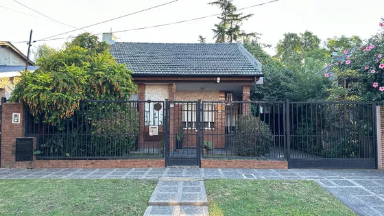 Venta Casa 3 Ambientes Con Pileta Castelar