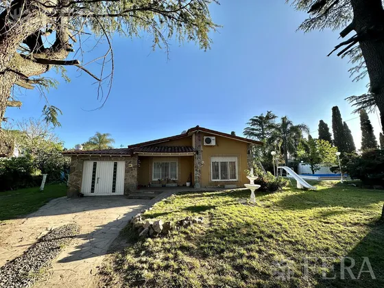 Venta De Casa Quinta De 3 Ambientes Con Cochera Y  Piscina En Moreno