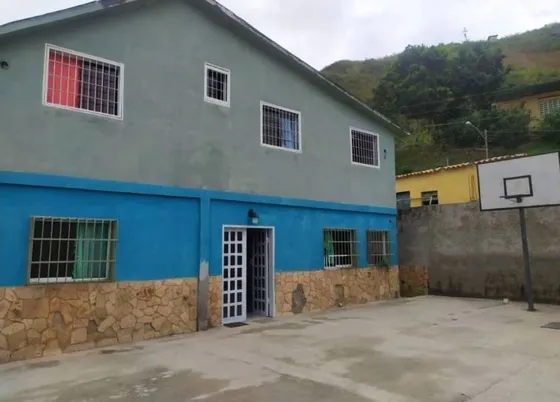 Vendo Bello Y Comodo Chalet En Los Teques Urbanización Privada Villa El Bosque