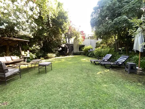 Casa En Venta De 6d/5b Gran Jardín Y Piscina