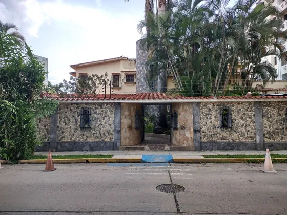 Casa Comercialen Venta Y Alquiler Ubicada En Urbanizacion Camoruco Valencia. St