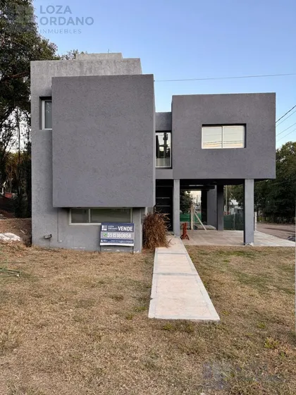 Venta De Casa En Barrio Cerrado Villa Catalina. Camino A Rios Ceballos. Cba.-