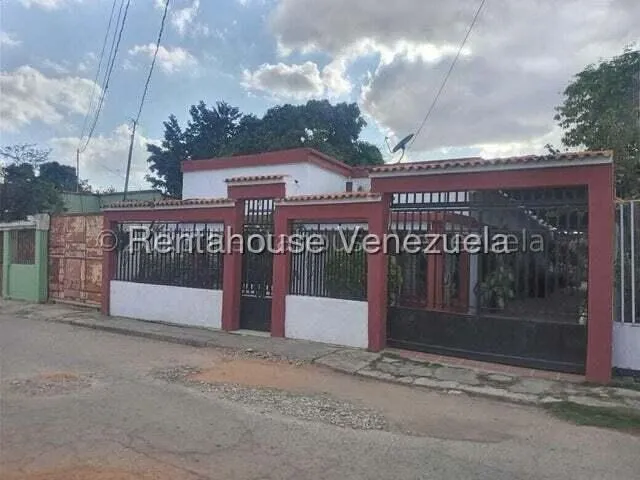 Beliz Vende.....en Venta Acogedora Y Bien Distribuida Casa En Zona Oeste, Con 5 Amplias Habitaciones, 3 Baños, Sala-comedor, Cocina En Mamposteria. #25-20168