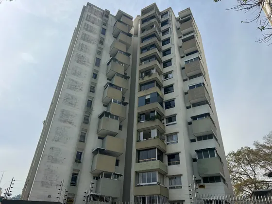 Apartamento Actualizado Para Venta En Santa Paula  #2485
