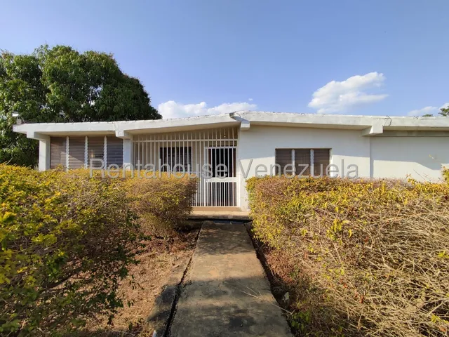 Dalisa Bigott Vende Casa En Sector Andrés Bello | 6h/4b | 250 M² | 25,000l Tanques, Terreno Ampliable | Barquisimeto #25-19028
