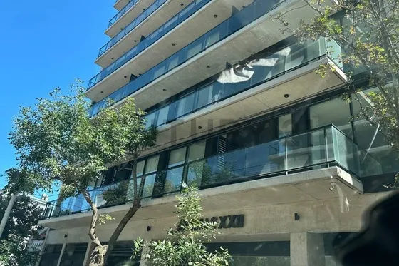 2 Ambientes Al Frente, Con Balcon Y Cochera Edificio De Categoria Zona Guemes