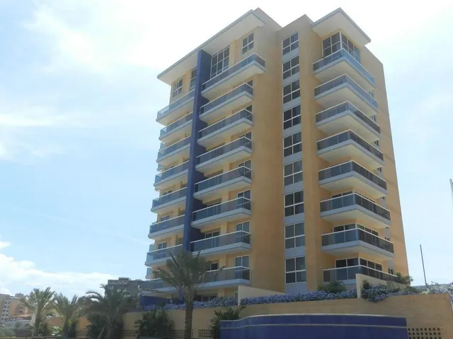 Apartamento En Venta Costa Azul Al Frente C.c. La Vela